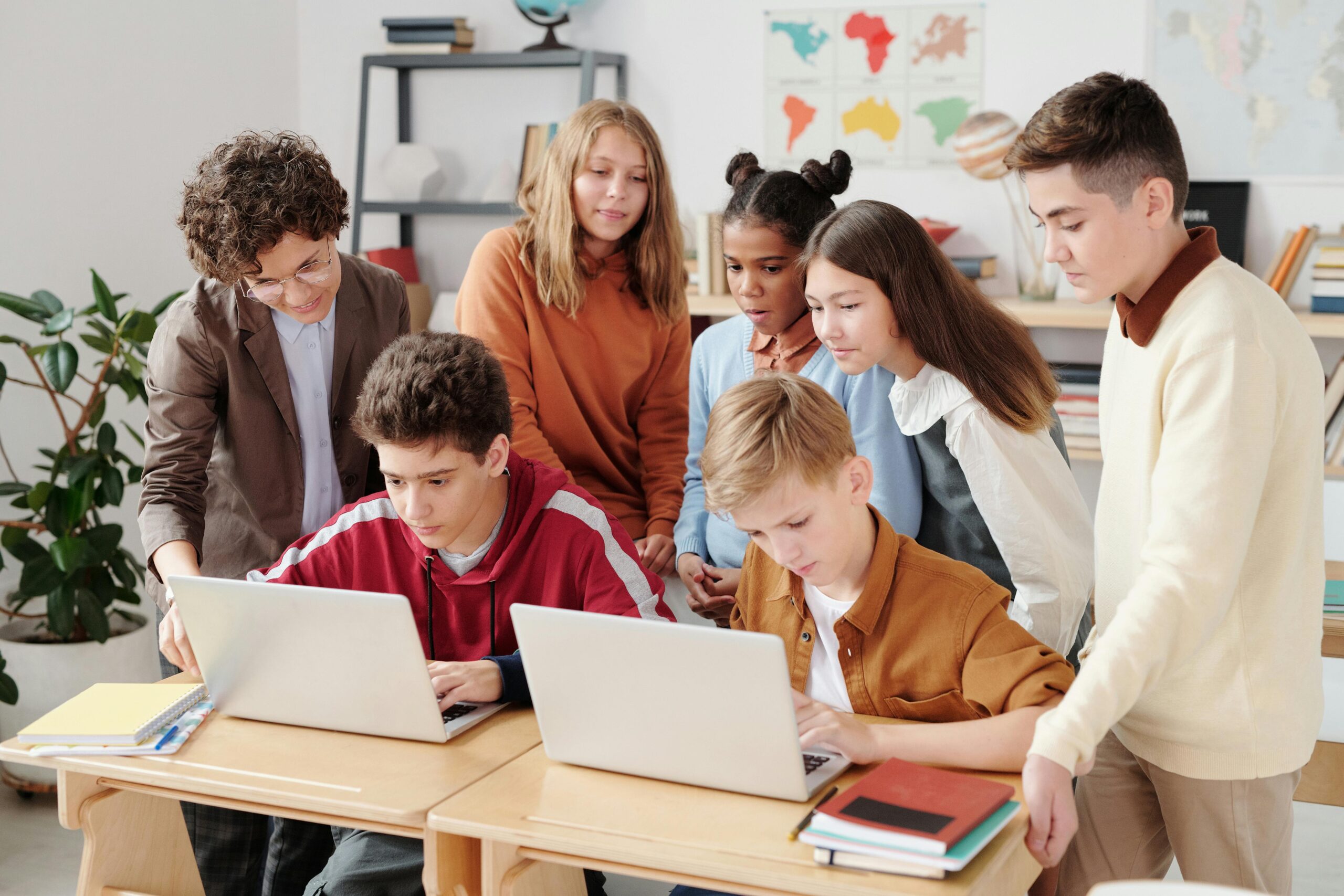 Jeux vidéos éducatifs pour enfants : groupe d'enfants dans une salle de classe