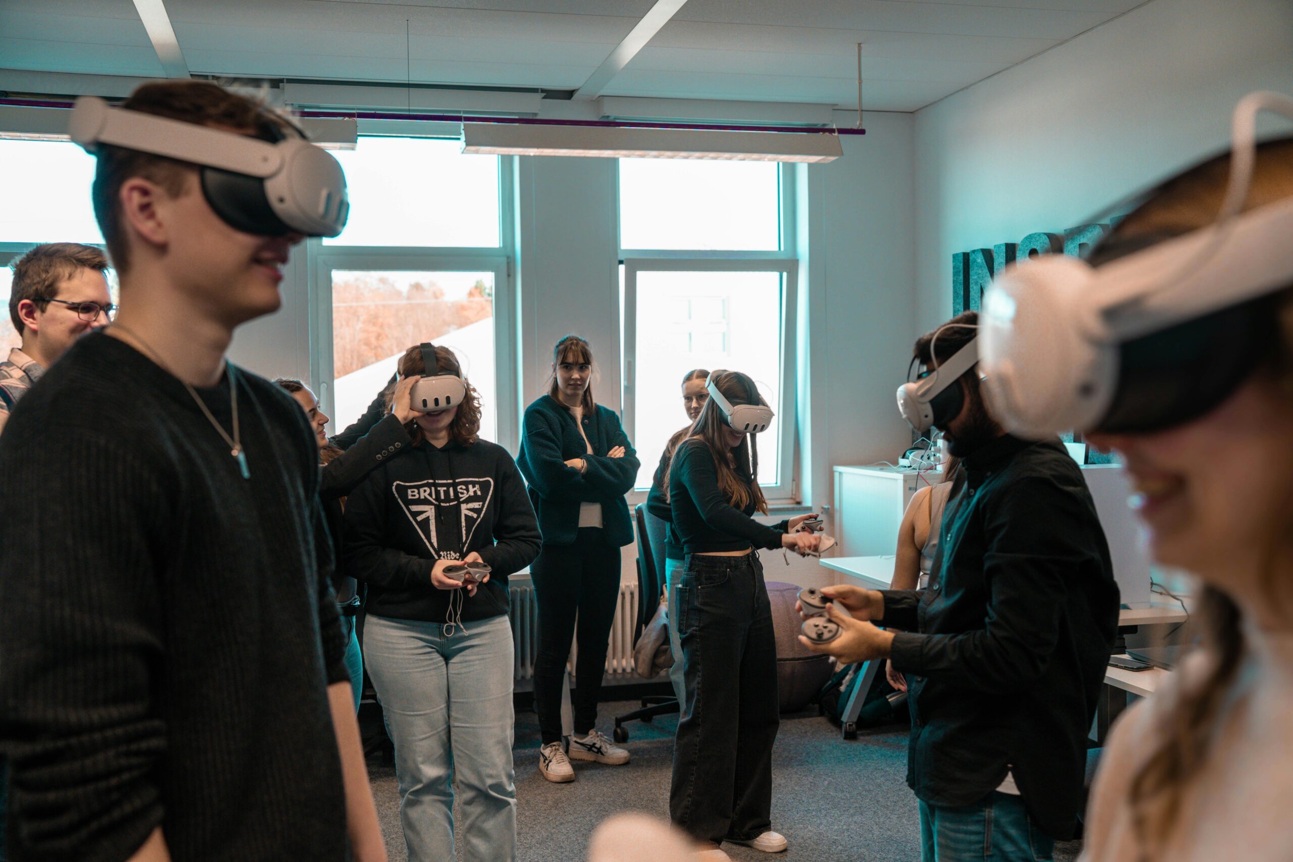 Atelier de gamification en entreprise à Casablanca avec l'équipe RH et des cadres utilisant un Serious Game Kokoro Games sur écran interactif.